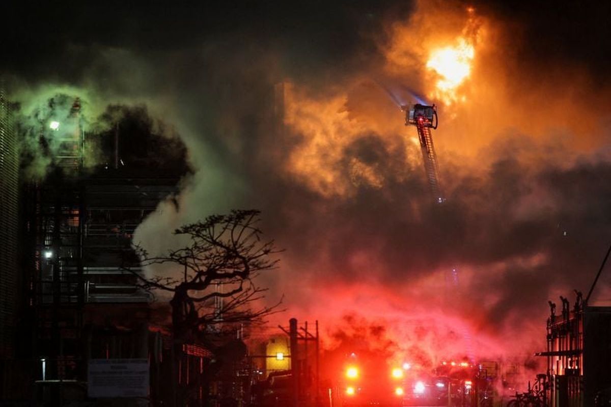Firefighters work to contain a large fire that broke out at the Chevron refinery, in El Segundo, California, U.S., October 2, 2025. REUTERS/Daniel Cole (Daniel Cole)