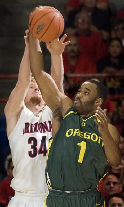 
Oregon's Malik Hairston and Arizona's Chase Budinger battle for a rebound Saturday.Associated Press
 (Associated Press / The Spokesman-Review)