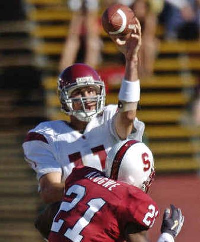 
USC's Matt Leinart gets off pass as Stanford's Oshiomogho Atogwe closes in.
 (Associated Press / The Spokesman-Review)
