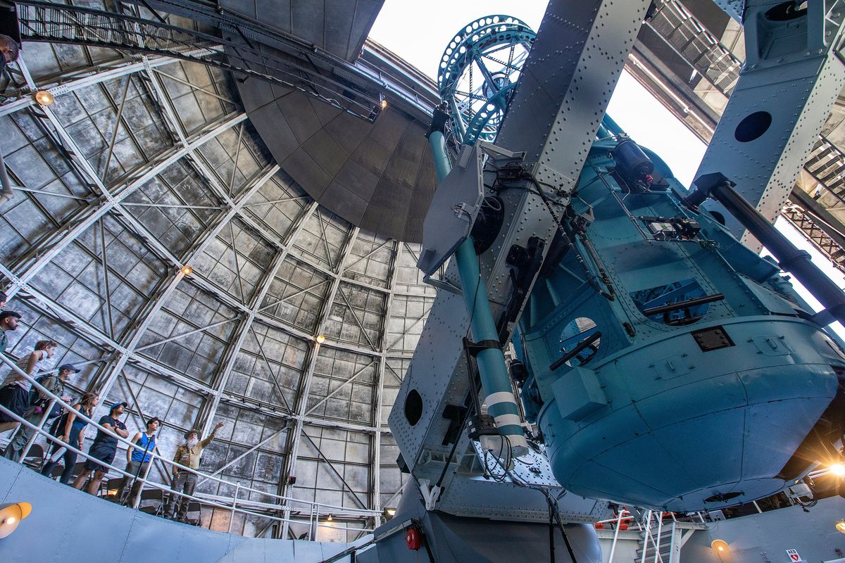 Docent Tim Thompson, right, gives USC students a tour inside the Mount Wilson Observatory, where the famous 100-inch Hooker telescope is located.  (Mel Melcon/Los Angeles Times/TNS)