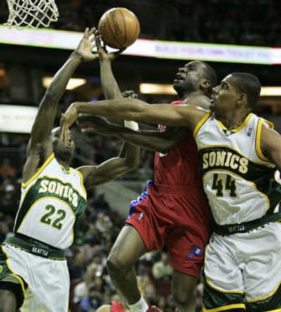 
Detroit's Flip Murray, center, splits Jeff Green and Kurt Thomas on Sunday.Associated Press
 (Associated Press / The Spokesman-Review)