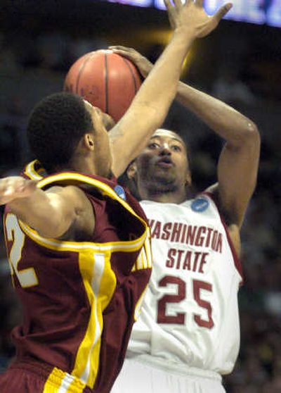
Washington State's Kyle Weaver shoots and scores over Charles Corbin. 
 (Christopher Anderson / The Spokesman-Review)
