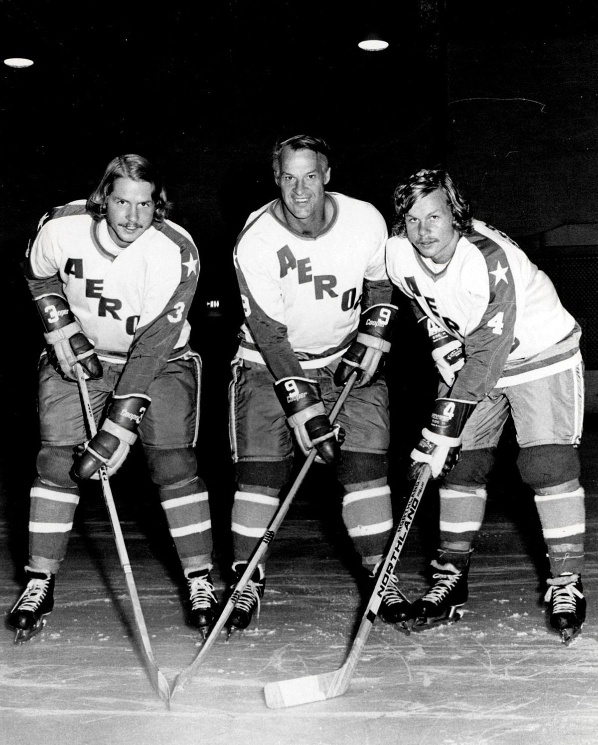 Former Detroit Red Wings great Gordie Howe, center, is flanked by sons Marty, left, and Mark in 1973. (Associated Press)