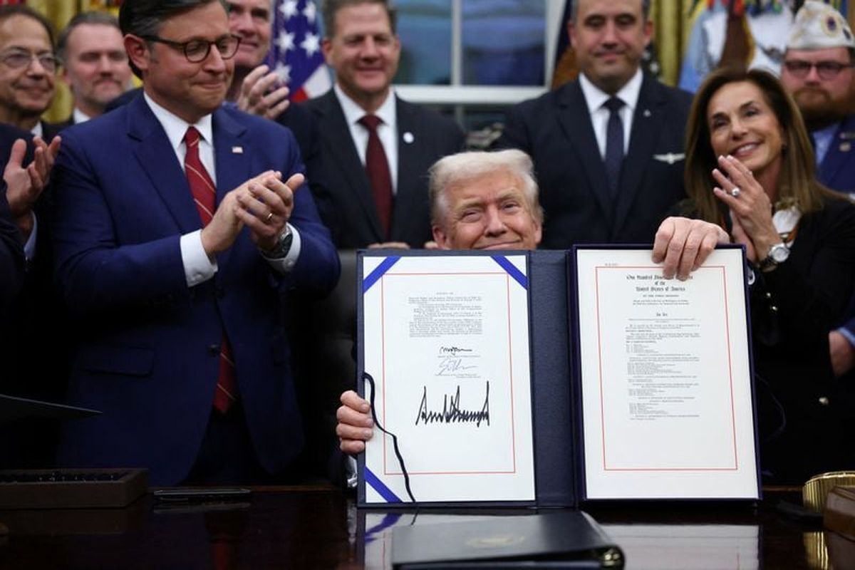 U.S. President Donald Trump signs the funding bill to end the U.S. government shutdown, at the White House in Washington, D.C., U.S., November 12, 2025. (Kevin Lamarque/Reuters)