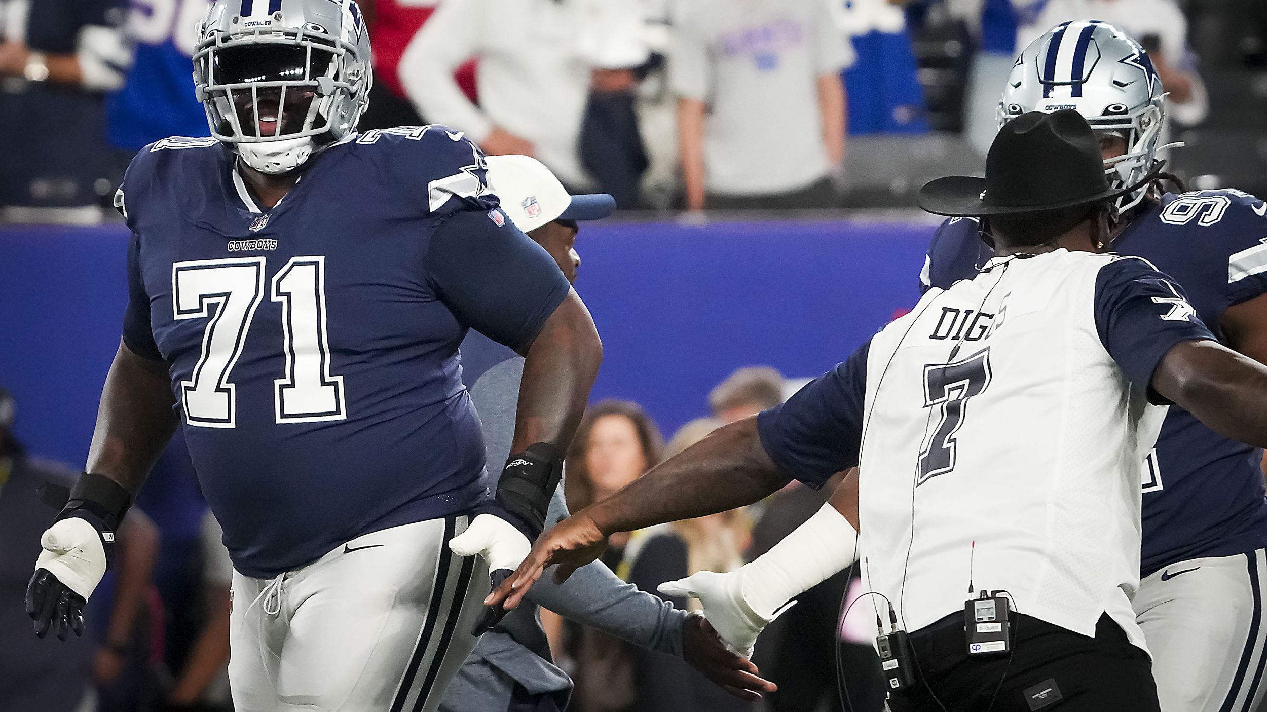 Cowboys LT Jason Peters left game vs. Tampa Bay due to hip injury