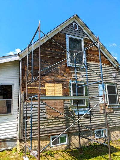 Safe pipe scaffolding is allowing these homeowners to remove old wood siding and install new vinyl siding themselves. They’ll save many thousands of dollars. (Tribune Content Agency)