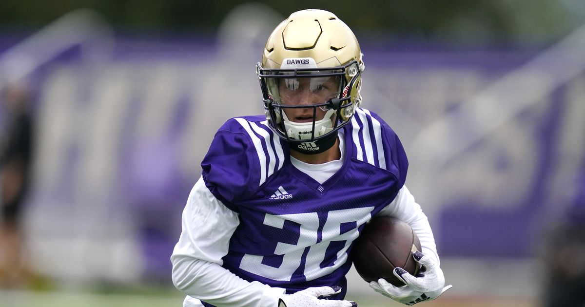 October 16, 2021: The Washington Huskies wore their throwback uniform  featuring the retro Huskies logo on the helmet during a game between the  UCLA Bruins and Washington Huskies at Husky Stadium in