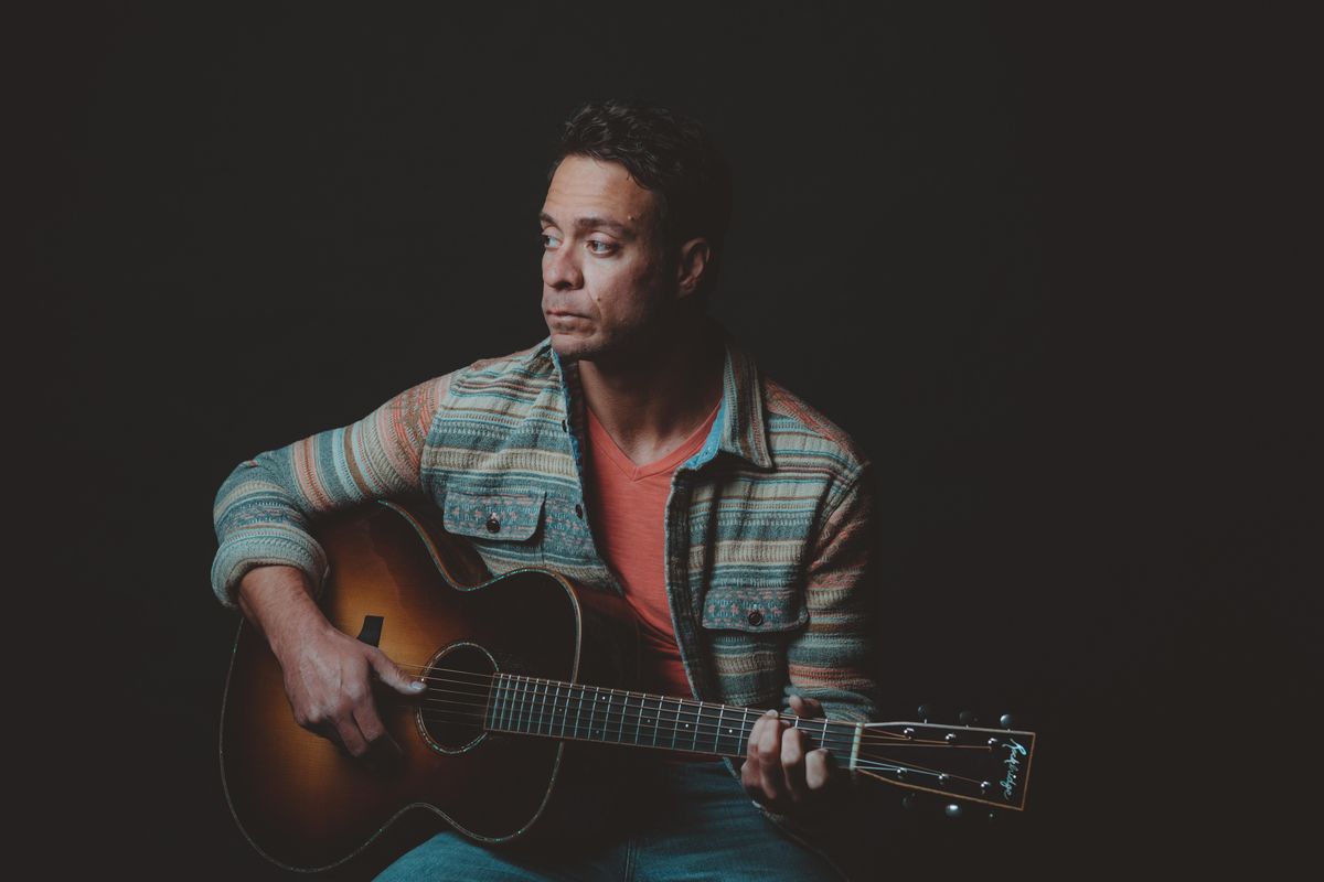 Amos Lee uses pain, darkness as starting points for healing