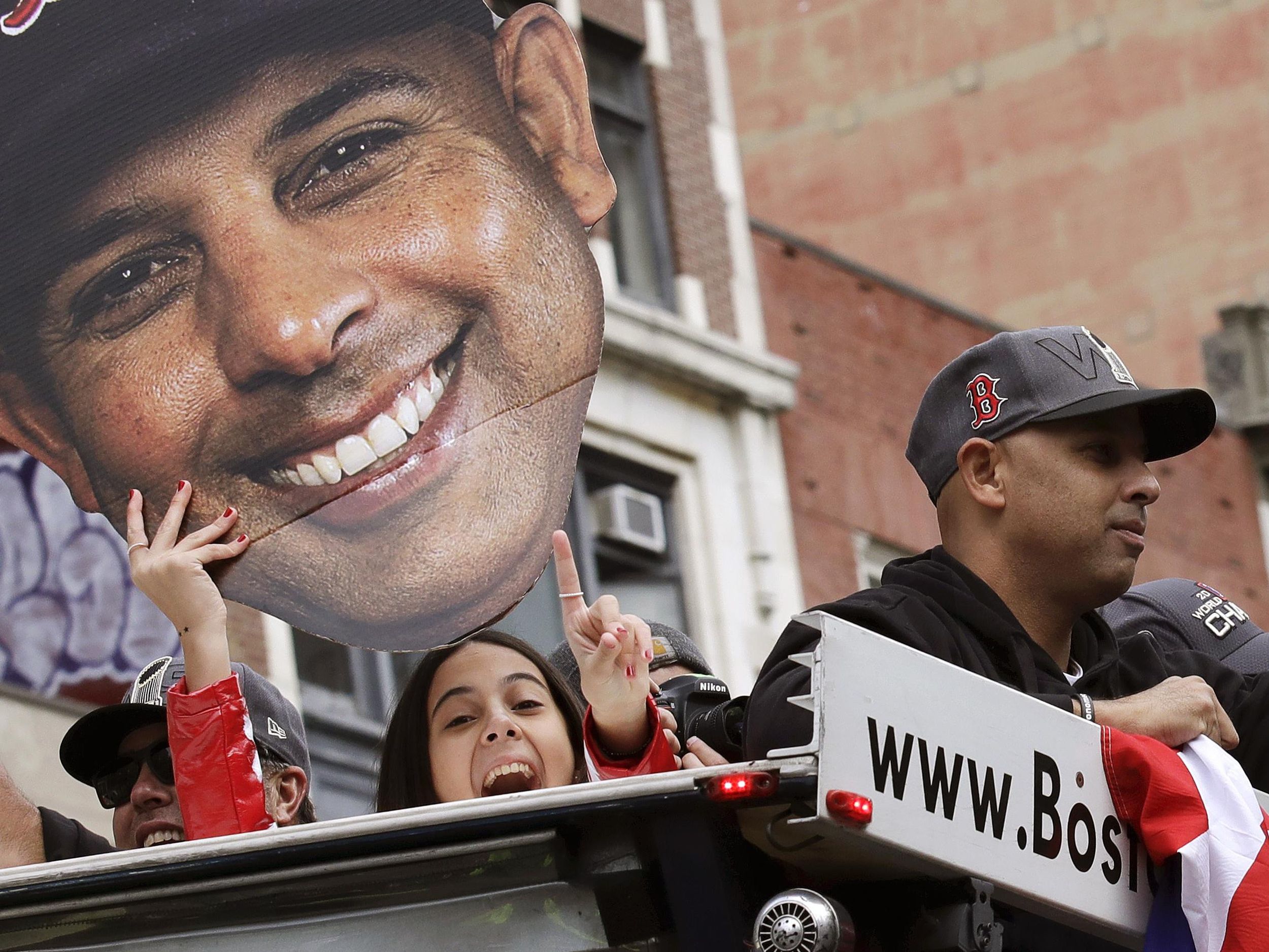 Red Sox: Alex Cora brings World Series trophy home to Puerto Rico