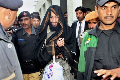 In this Dec. 22, 2006,  photo, Rashid Rauf, center, is escorted by Pakistani police  to appear in court in Rawalpindi, Pakistan. There were unconfirmed reports that he was killed on Saturday.  (Associated Press / The Spokesman-Review)