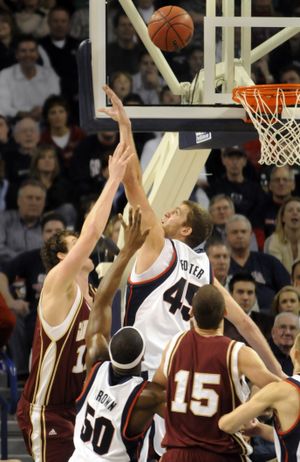 Gonzaga's Will Foster extends a long arm to discourage Santa Clara's Scott Thompson, left, as Gonzaga's Ira Brown (#50) and Santa Clara's Marc Trasolini (#15) watch Thursday, Jan. 15, 2009 at Gonzaga.   (Jesse Tinsley / The Spokesman-Review)