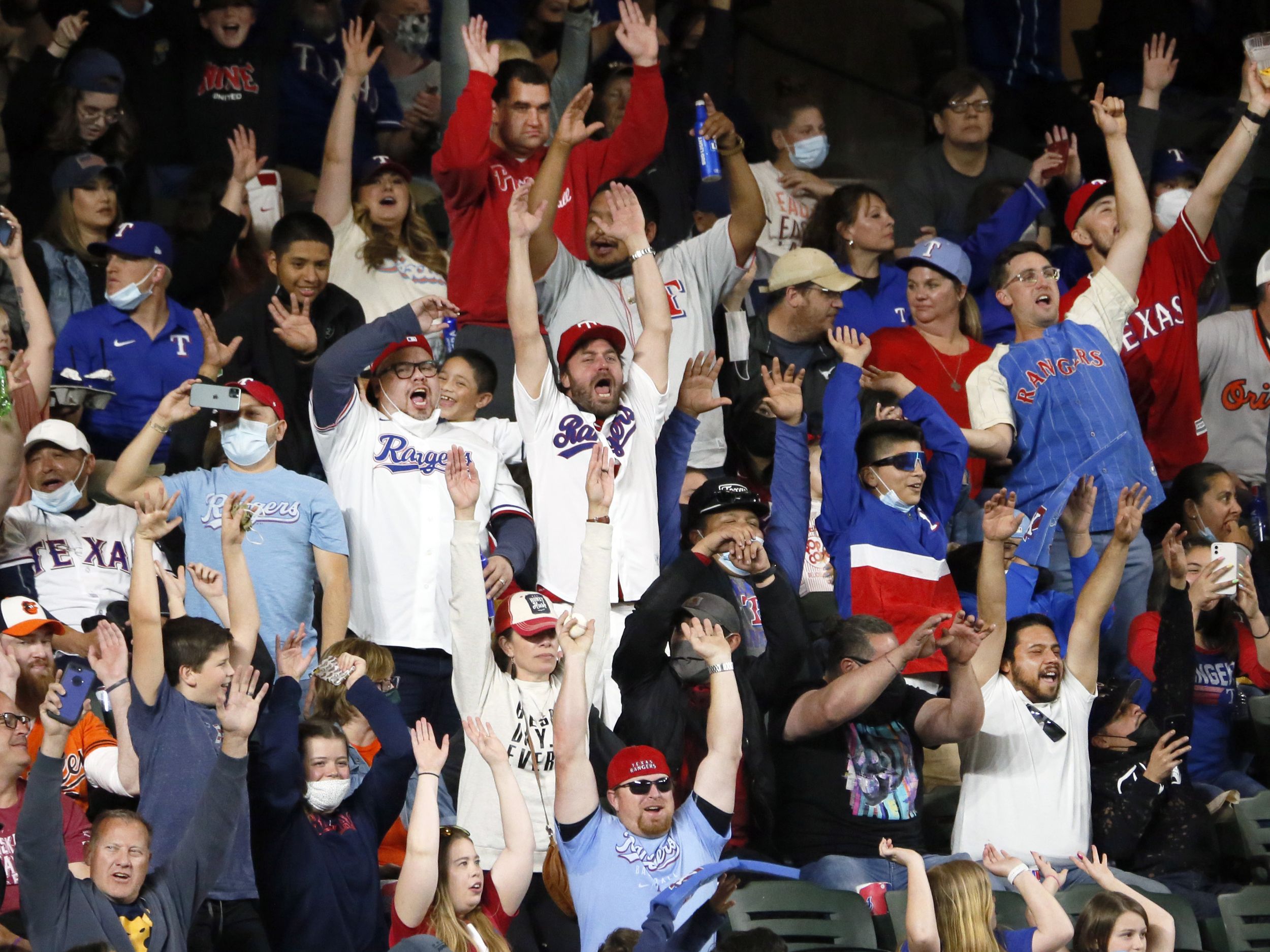As fans pack into Globe Life Field, Texas Rangers aren't strongly enforcing  their own mask policy
