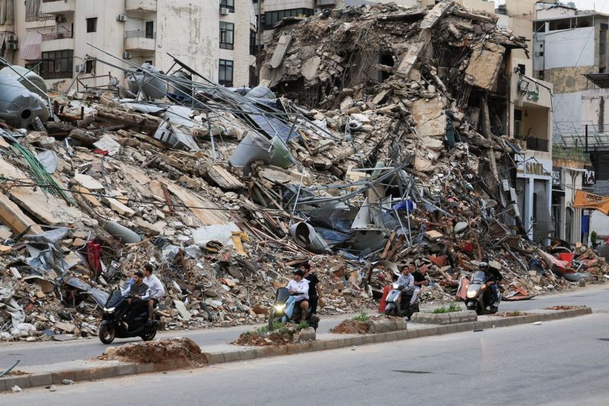Displaced people make their way as they return to their homes after a 10-day ceasefire between Lebanon and Israel went into effect, at the southern suburbs of Beirut, Lebanon, April 17, 2026. REUTERS/Mohamed Azakir  (Mohamed Azakir)
