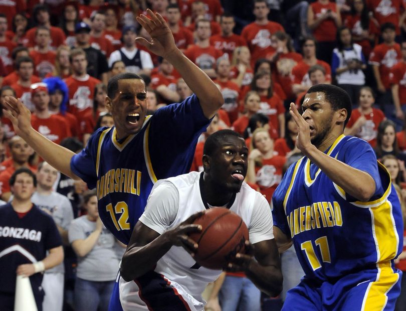 Gonzaga's Mangisto Arop slices between Cal State Bakersfield's Trent Blakley (12) and Donavan Bragg, March 2, 2010 in the McCarthey Athletic Center. (Dan Pelle / The Spokesman-Review)