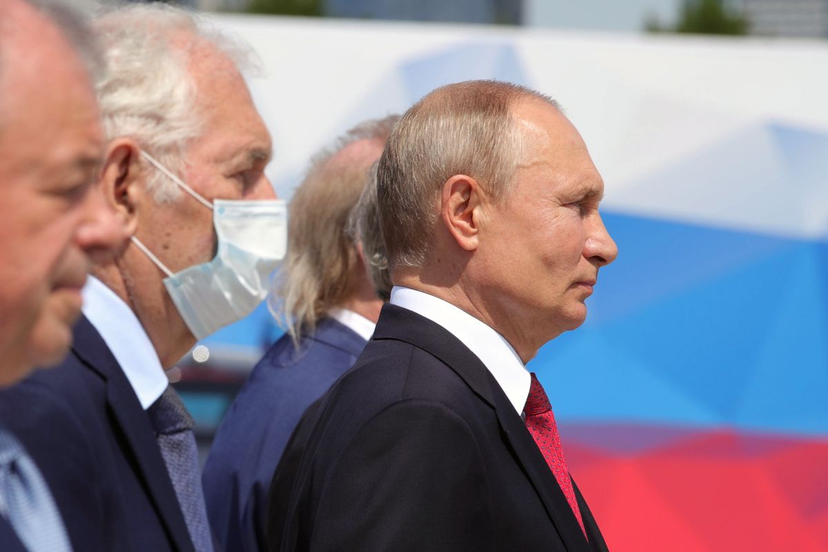 Russian President Vladimir Putin, right, attends a ceremony of handing Gold Stars medals to heroes of labor marking the Day of Russia holiday in Moscow, Russia, on Friday, June 12, 2020. The ceremony marked the first big public event Putin attended since announcing a nationwide lockdown more than two months ago.  (Mikhail Klimentyev)