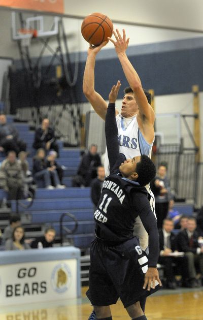 CV’s Adam Chamberlain, who had a game-high 20 points, isn’t slowed by Sam Dowd. (Jesse Tinsley)