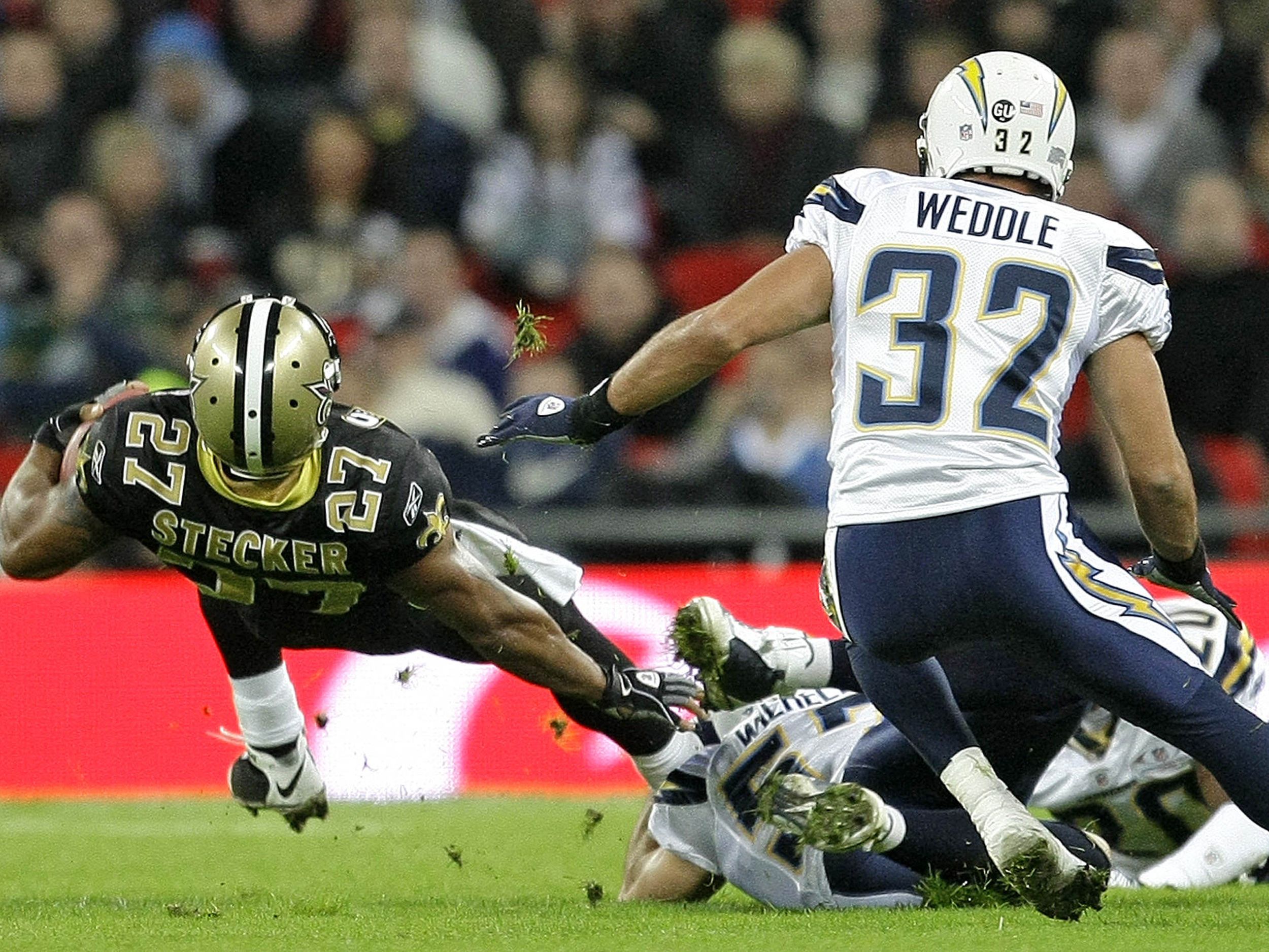 New Orleans Saints running back Aaron Stecker (27) picks up a