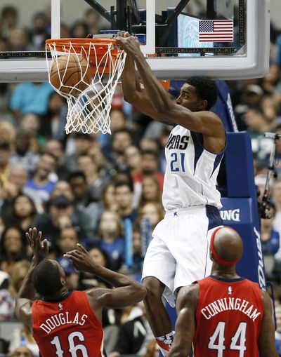 FILE - In this Nov. 7, 2015, file photo, Dallas Mavericks forward Jeremy Evans, center, dunks the ball in the first half against the New Orleans Pelicans. (Tony Gutierrez / Associated Press)