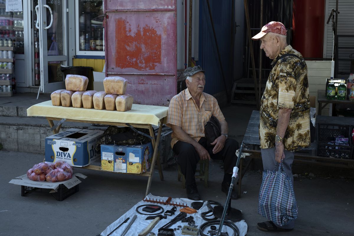  Vendors at a market in Kupiansk, Ukraine, on Aug. 5, 2023. While most attention is focused on the Ukrainian counteroffensive hundreds of miles to the south, Russian forces are pushing to retake Kupiansk, where residents say they dread the return of the forces who terrorized them.    (Emile Ducke/The New York Times)