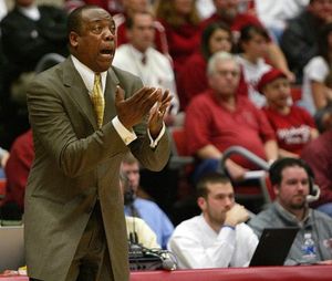 Oregon coach Ernie Kent yells to his players in the first half of a college basketball game against Washington State, Sunday, Jan. 20, 2008, in Pullman, Wash. Washington State won 69-60. (AP Photo/Dean Hare) ORG XMIT: WADH113 (Dean Hare / The Spokesman-Review)
