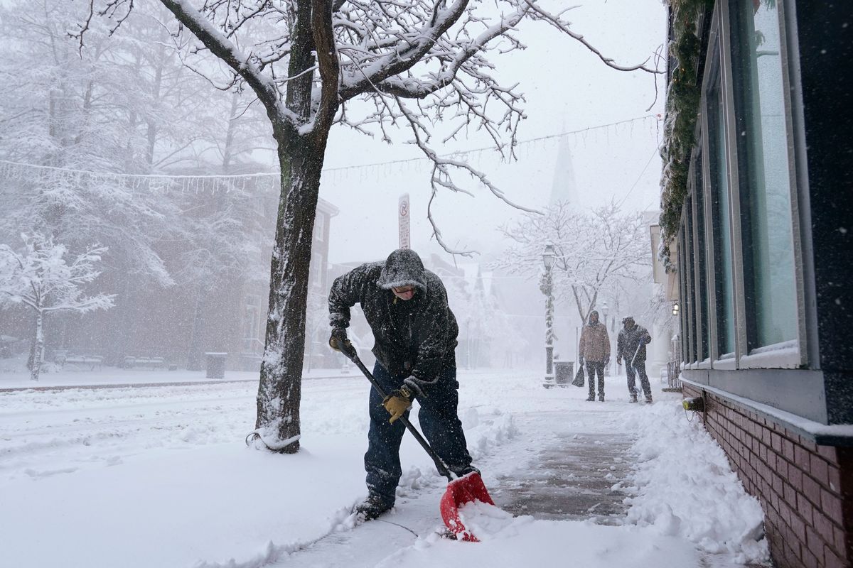 Storm blankets Tokyo with a year's worth of snow in a day