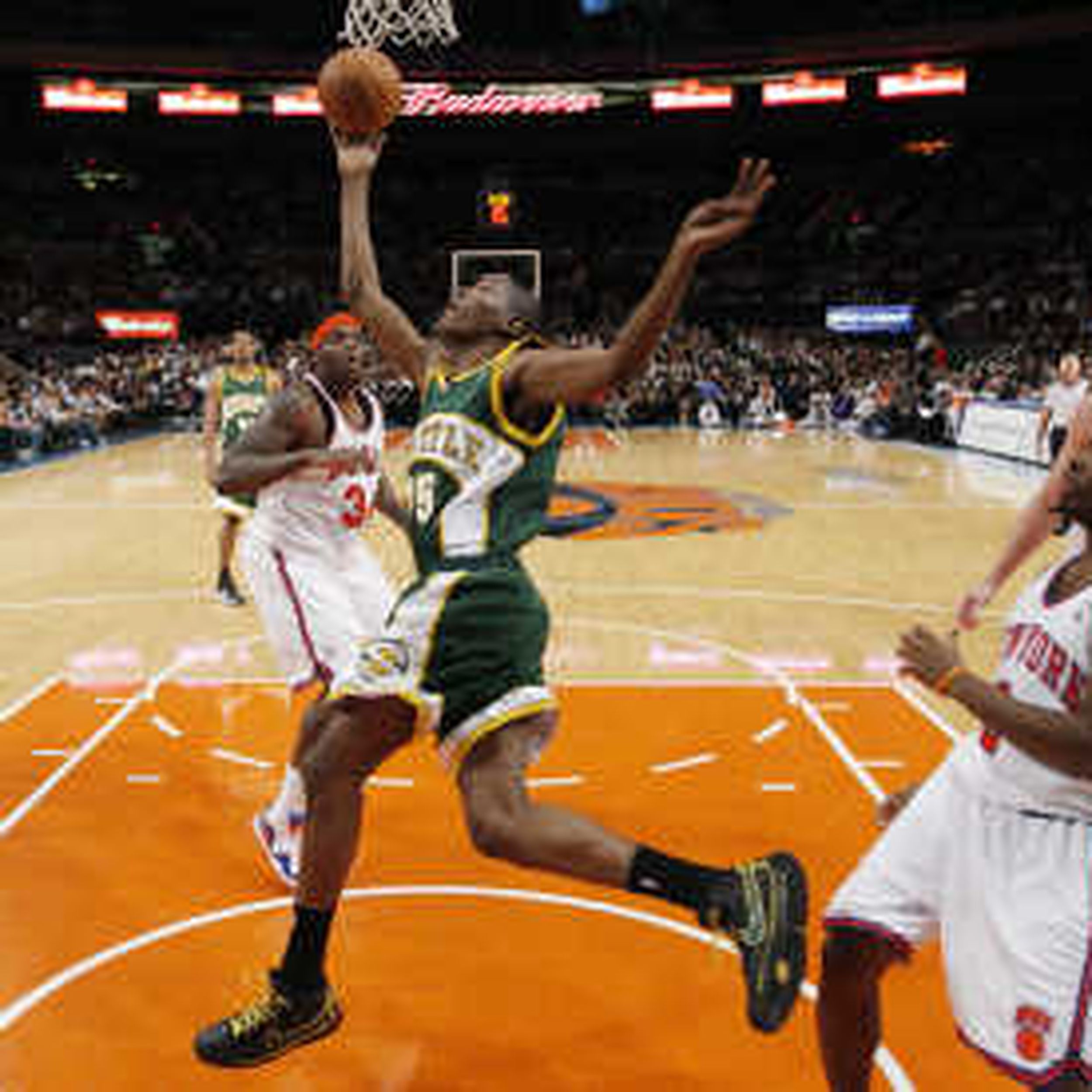 Tracy McGrady dunks on Tyrus Thomas