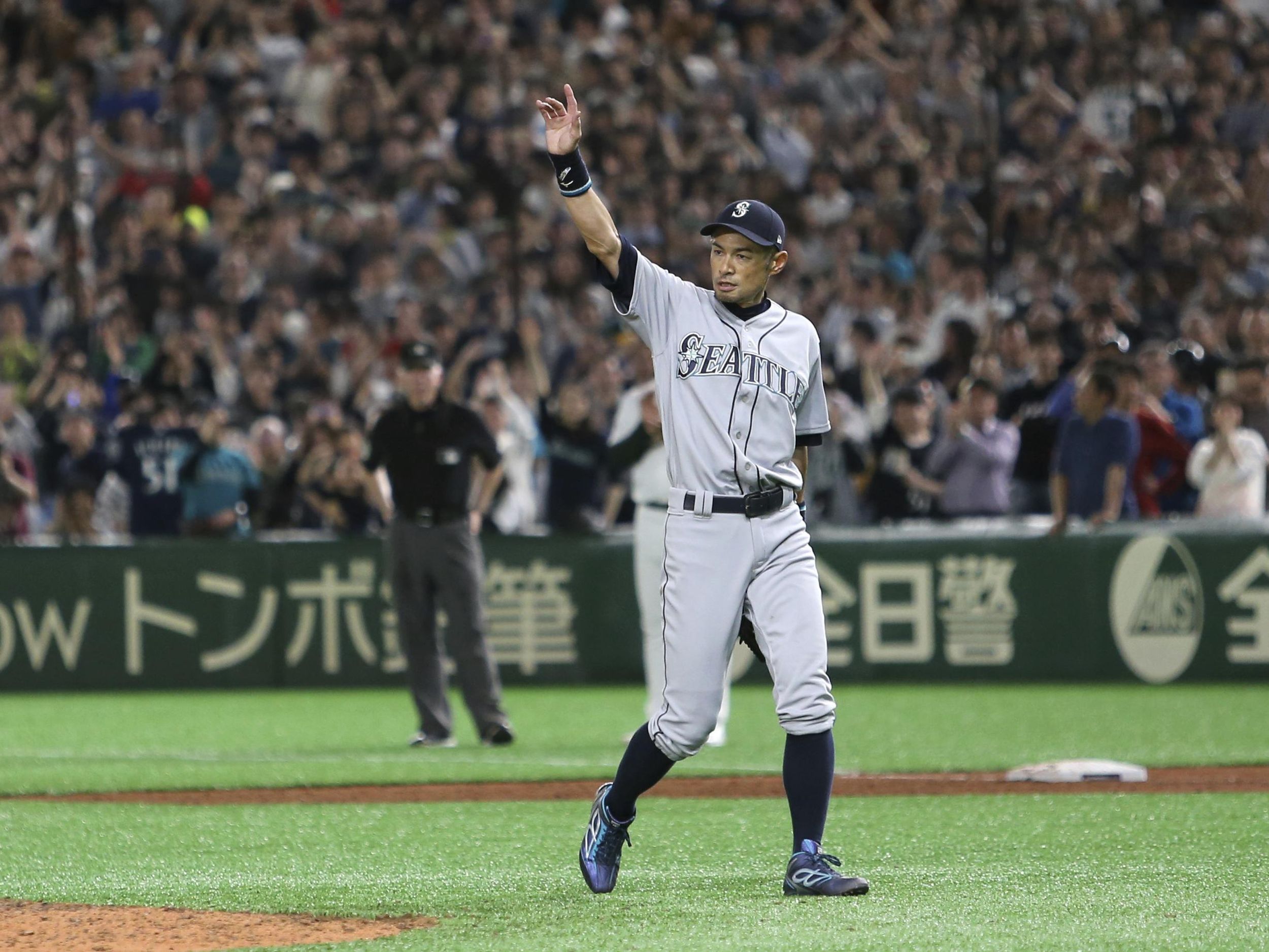 Gordon gives Ichiro fitting tribute in Mariners' win vs A's