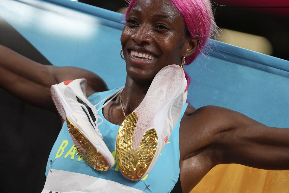 Shaunae Miller-Uibo, of the Bahamas, celebrates after winning the gold medal in the women