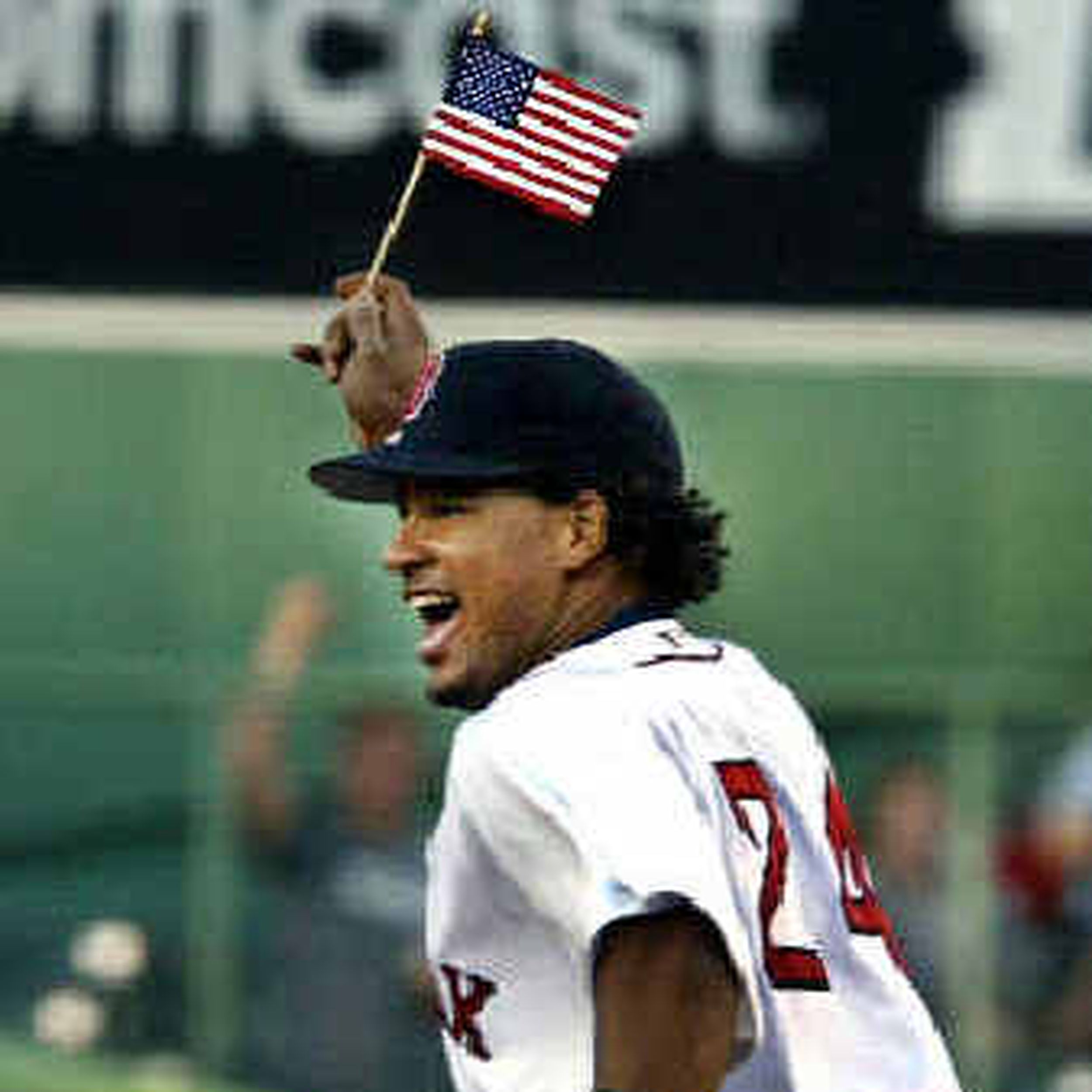 Manny leads Red Sox with American flag in 2004 