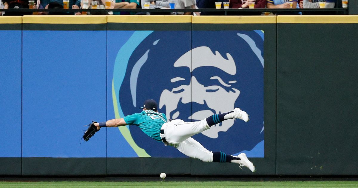 Jesse Winker's collision at first base leaves Mariners, already thin in the  outfield, hurting