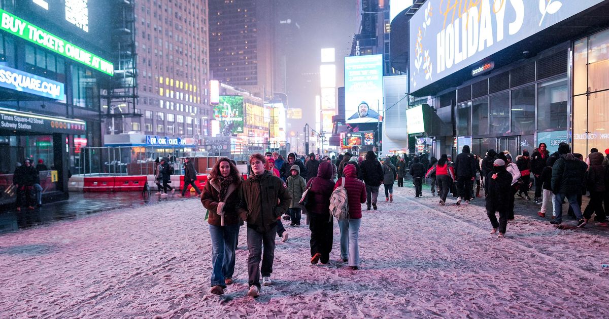 Winter weather in northeastern U.S. leads to thousands of flight delays, cancellations