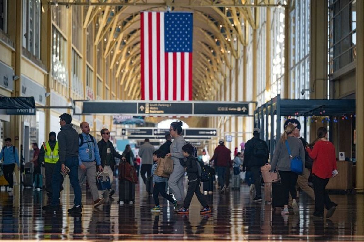 Travelers walk through the terminal at Ronald Reagan Washington National Airport, more than a month into the ongoing U.S. government shutdown, in Arlington, Virginia, U.S., November 11, 2025. (Annabelle Gordon/Reuters)