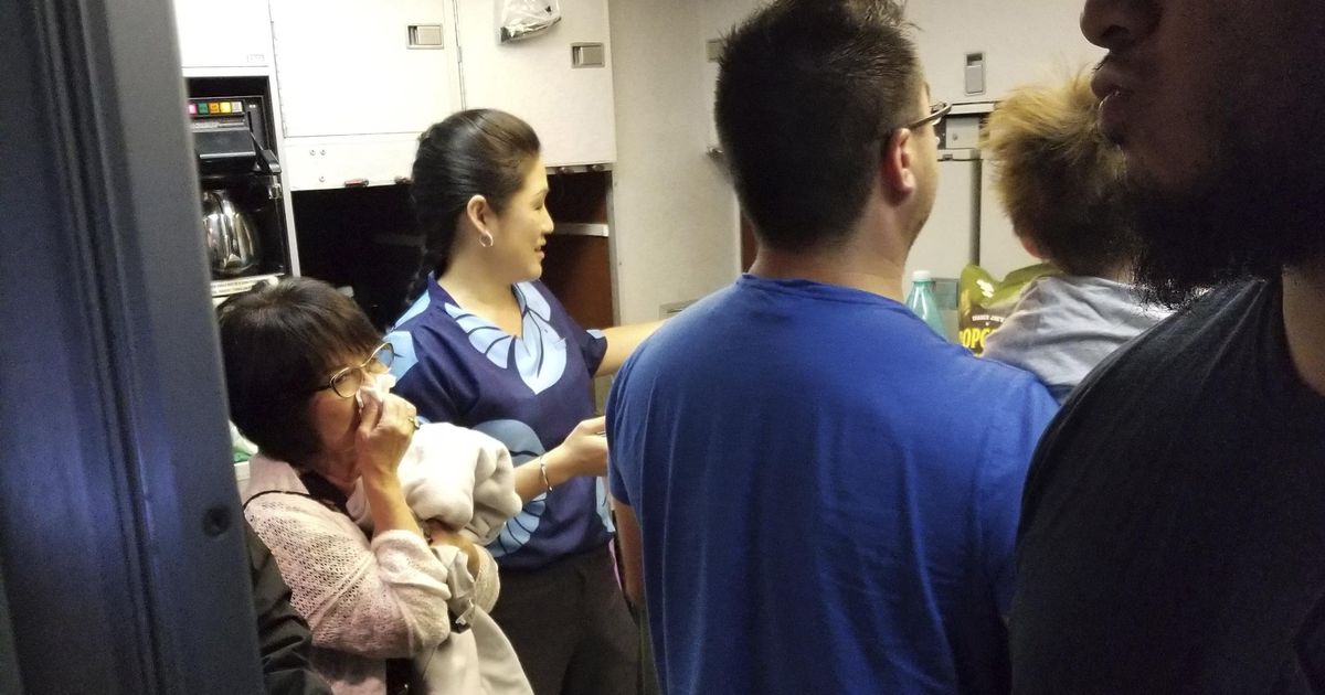 Pepper spray discharges during flight to Hawaii, 15 treated The