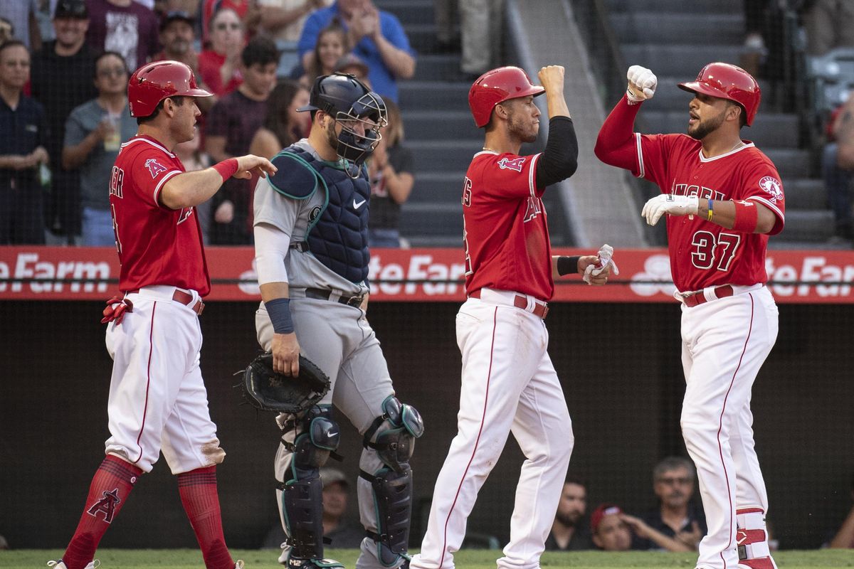 Mariners hit two home runs in rout of Reds