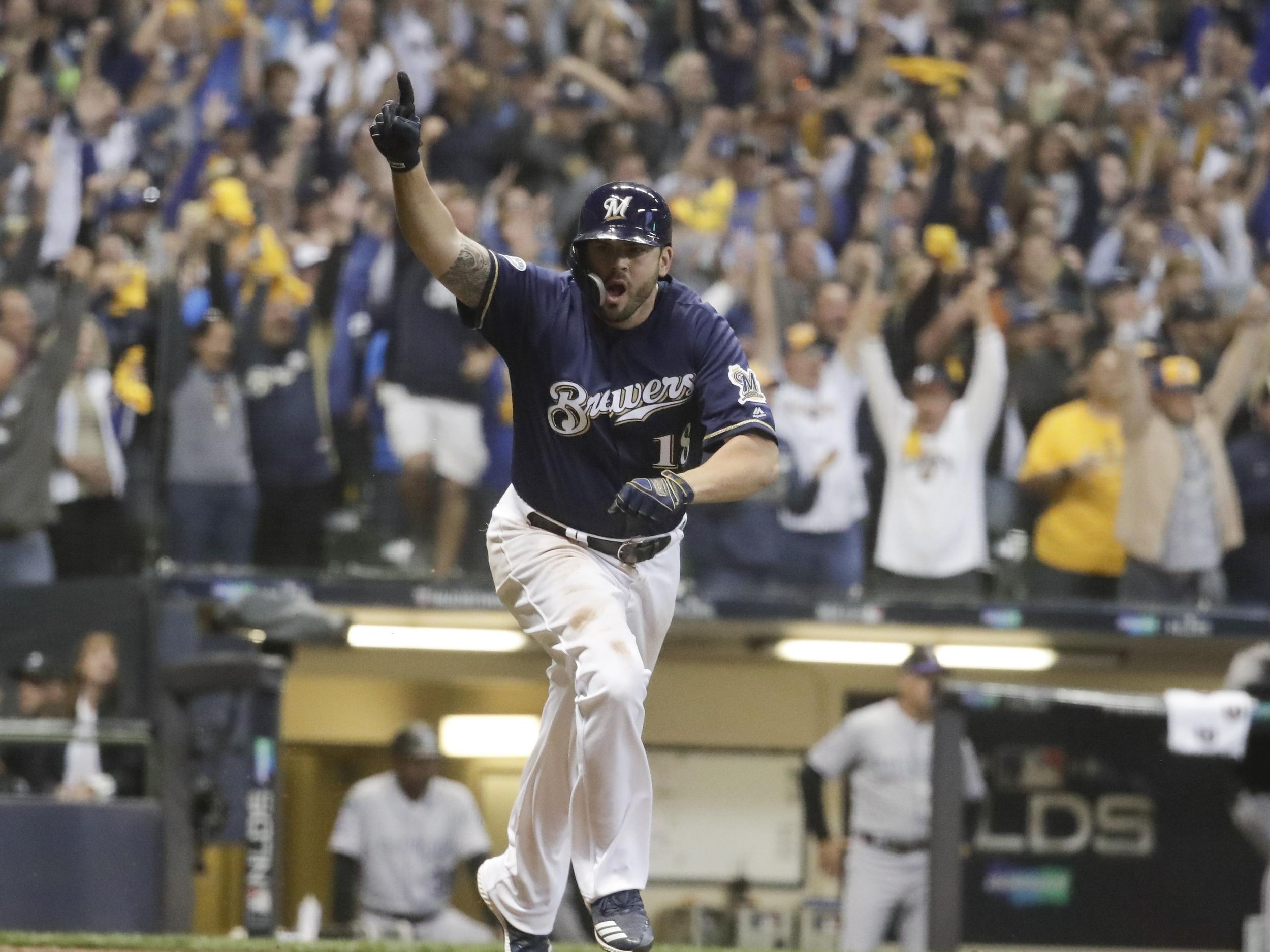 Brewers' Mike Moustakas shows new crew, new home how to reign in October