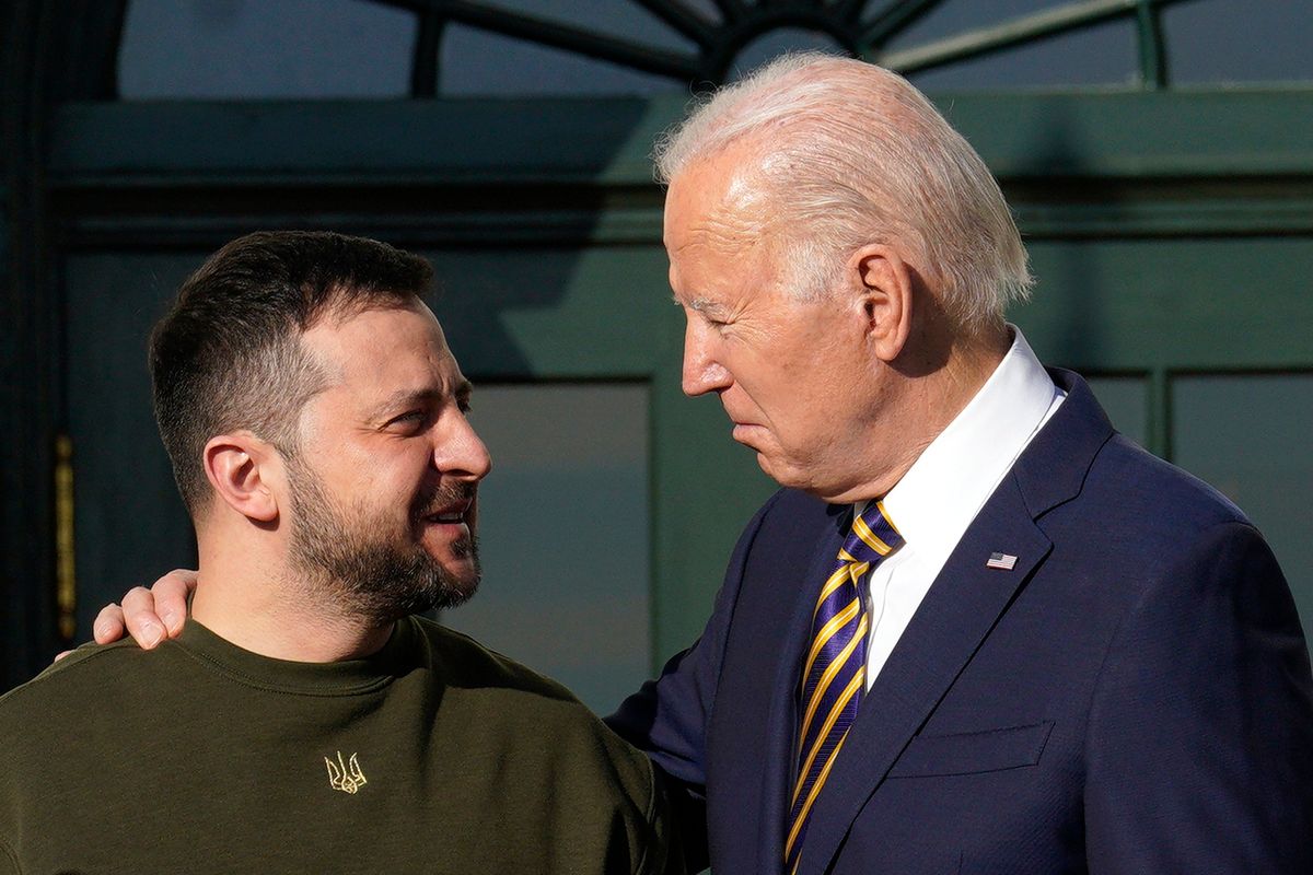 Ukrainian President Volodymyr Zelenskyy, left, meets with U.S. President Joe Biden on the South Lawn of the White House in Washington, D.C., on Dec. 21, 2022. (Yuri Gripas)