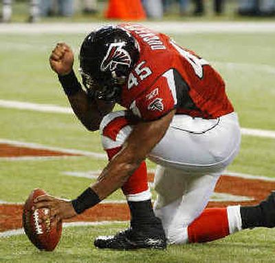 
Atlanta Falcons running back T.J. Duckett (45) puts the 