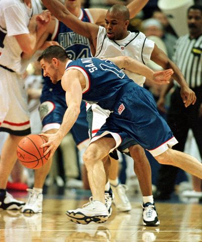 Gonzaga‘s Matt Santangelo drives past UConn’s Khalid El-Amin in the first half. (Colin Mulvany / The Spokesman-Review)