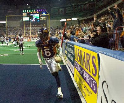 
Antwone Savage scores the first Shock TD in the team's opener. 
 (Christopher Anderson / The Spokesman-Review)