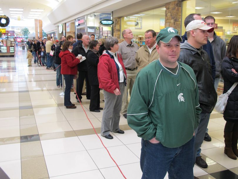 Todd Shaffer, 38, of East Lansing, Mich., in foreground, waits in line with hundreds of people at a Barnes and Noble bookstore Wednesday morning Nov. 18, 2009 for a wristband that would give them a chance to have Sarah Palin sign their copies of her new book, 