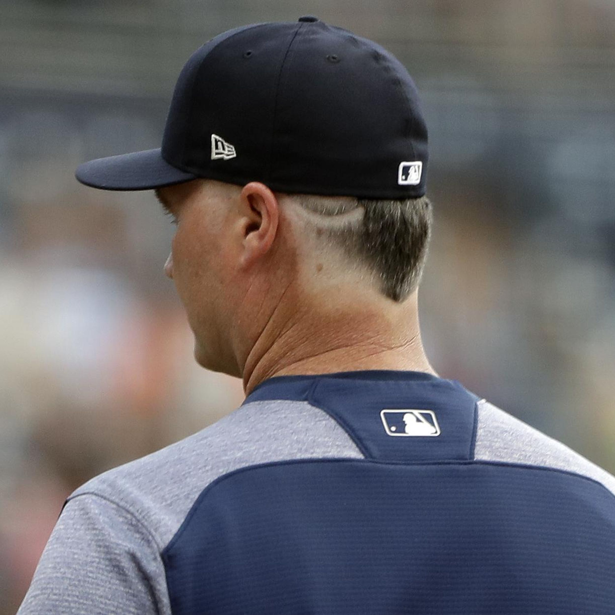 Mariners manager Scott Servais keeps word with flashy hairdo after Edwin  Diaz's 50th save
