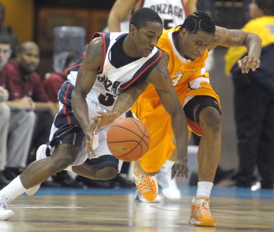 ORG XMIT: FLPE140 Gonzaga guard Demetri Goodson, left, and Tennessee guard Bobby Maze race for a loose ball during the second half of an NCAA college basketball game at the Old Spice Classic tournament in Lake Buena Vista, Fla., Sunday, Nov. 30, 2008. Gonzaga won 83-74. (AP Photo/Phelan M. Ebenhack) (Phelan Ebenhack / The Spokesman-Review)