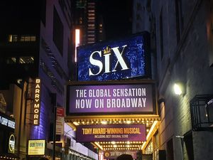 Uma publicidade de lama “Seis”, tocando no Lena Horne Theatre, na 256 W. 47th St., em Nova York. (Azaria Podplesky/para a revisão do porta-voz)