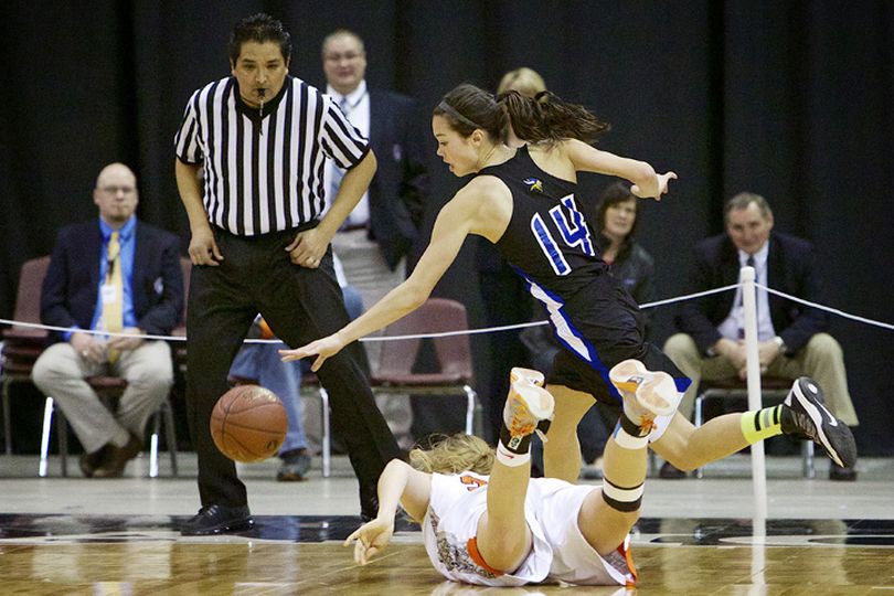 JEROME A. POLLOS/Press

Brittany Tackett from Coeur d'Alene High tries to avoid a collision with Post Falls High's Hallie Gennett. (Jerome Pollos)