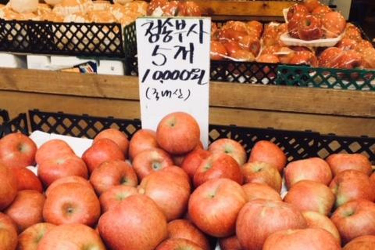 These apples at a marketplace in Seoul, South Korea, cost 10,000 won per pound... about $10! (HEATHER PARHAM / SR)
