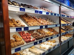 O pub do donut, na 203 W. 14th St., que serve donut desde 1964. A maioria dos donuts existem livres de amendoim e árvores, e também havia opções veganas e sem glúten. (Azaria Podplesky/para a revisão do porta-voz)