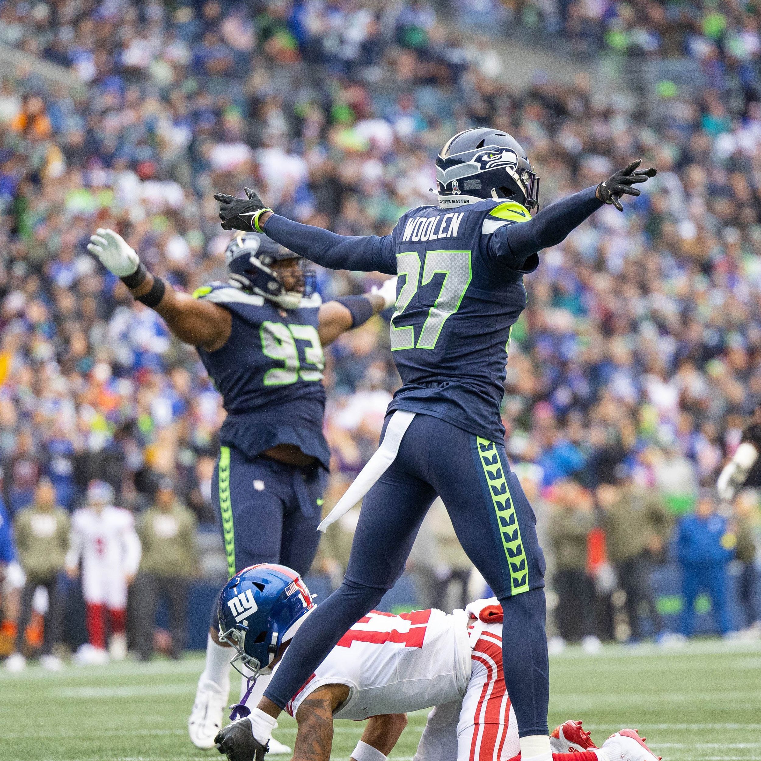 Dave Boling: Seattle taps into 12th man, Seahawks teams of old in win over  Panthers