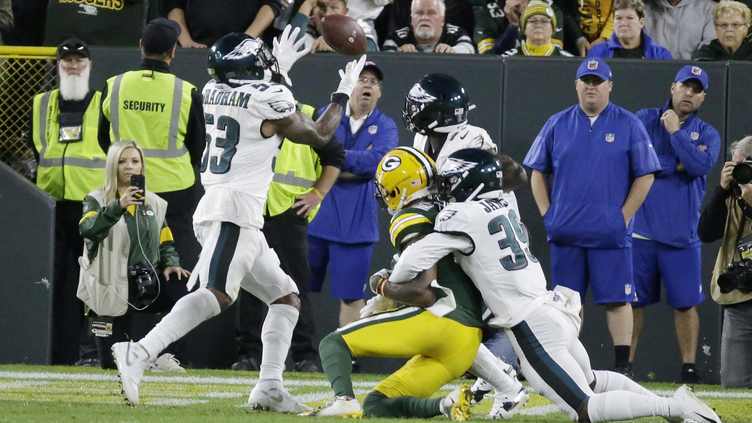 Philadelphia Eagles pick off Rodgers' late pass to beat Green Bay