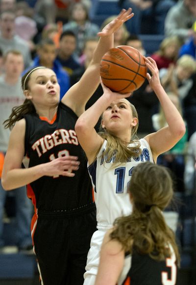 Zeroing in: LC’s Riley Lupfer goes after G-Prep’s Laura Stockton for a block and jump ball during Prep’s 38-35 victory. Roundup of Tuesday’s area boys, girls action /B4 (Dan Pelle)