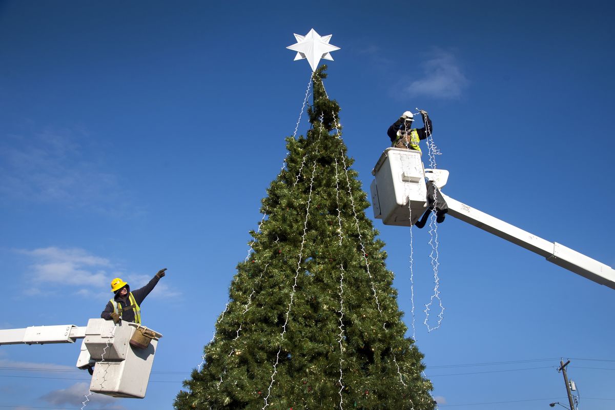 Spokane Valley Christmas tree stays aglow with volunteers The